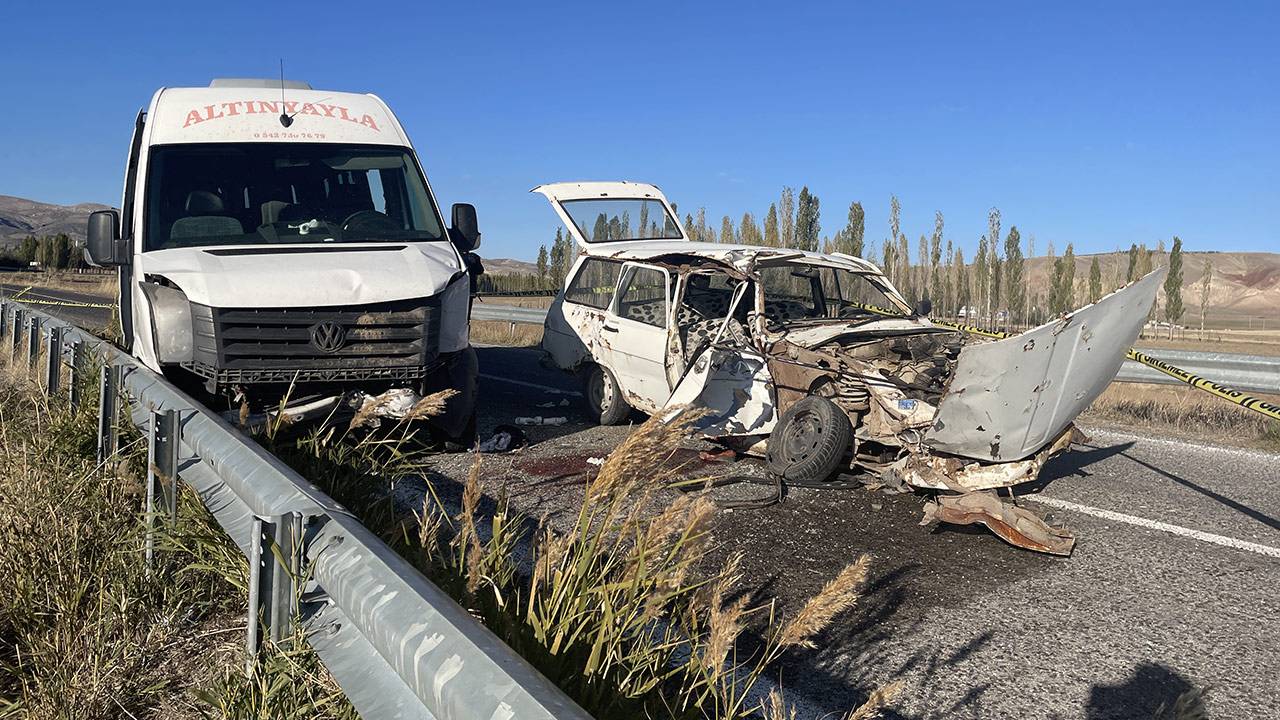 Sivas'ta kaza yapan otomobil hurdaya döndü: 1 ölü, 3 yaralı