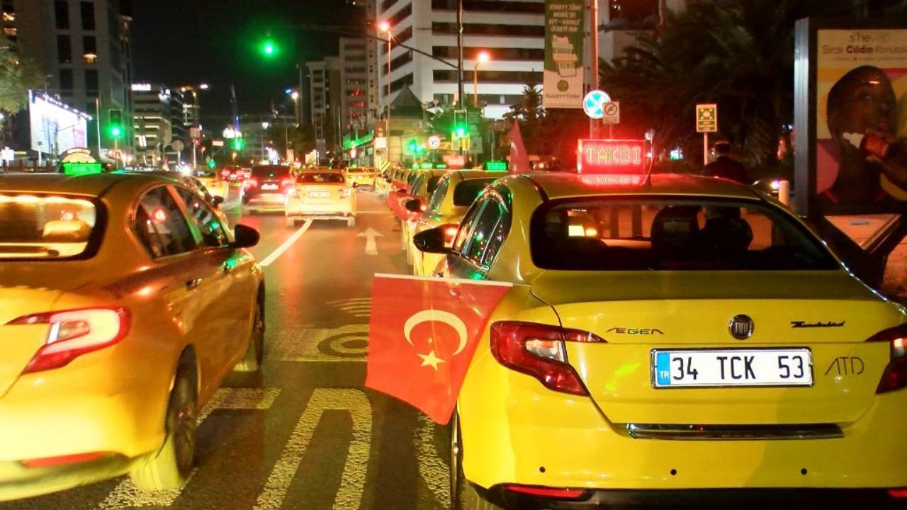 Taksiciler, Ankara'daki terör saldırısına yönelik konvoy yaptılar...