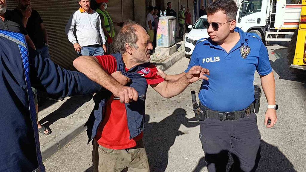 Antalya'da bir evden 10 kamyon çöp çıktı