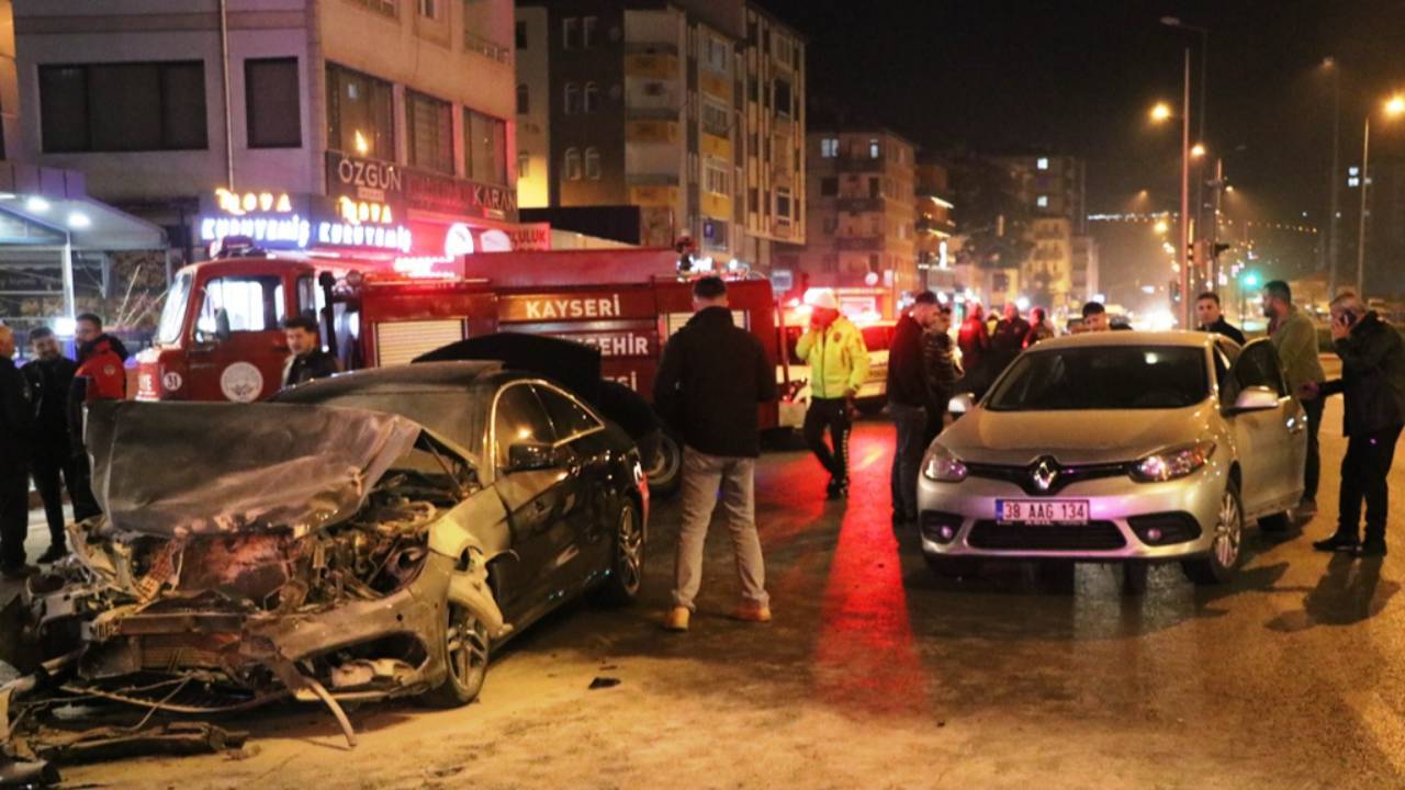 Kayseri'de 3 araca çarpan araç yandı...