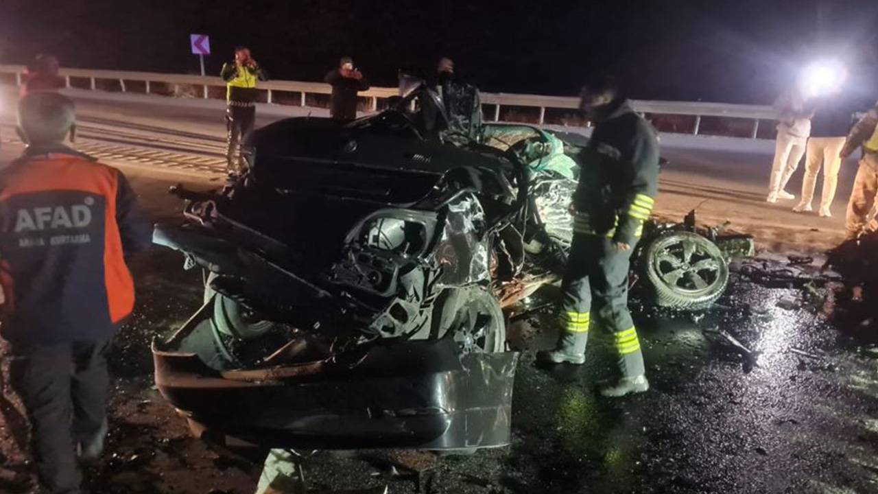 Erzincan'da TIR'ın altına giren araç, hurdaya döndü: 3 ölü, 1 yaralı