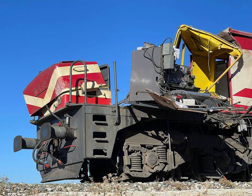 Muş’ta korkunç kaza! Yolcu treni beton pompasına çarptı