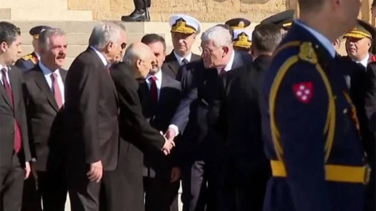 Müsavat Dervişoğlu ve Devlet Bahçeli, Anıtkabir'de tokalaştı!