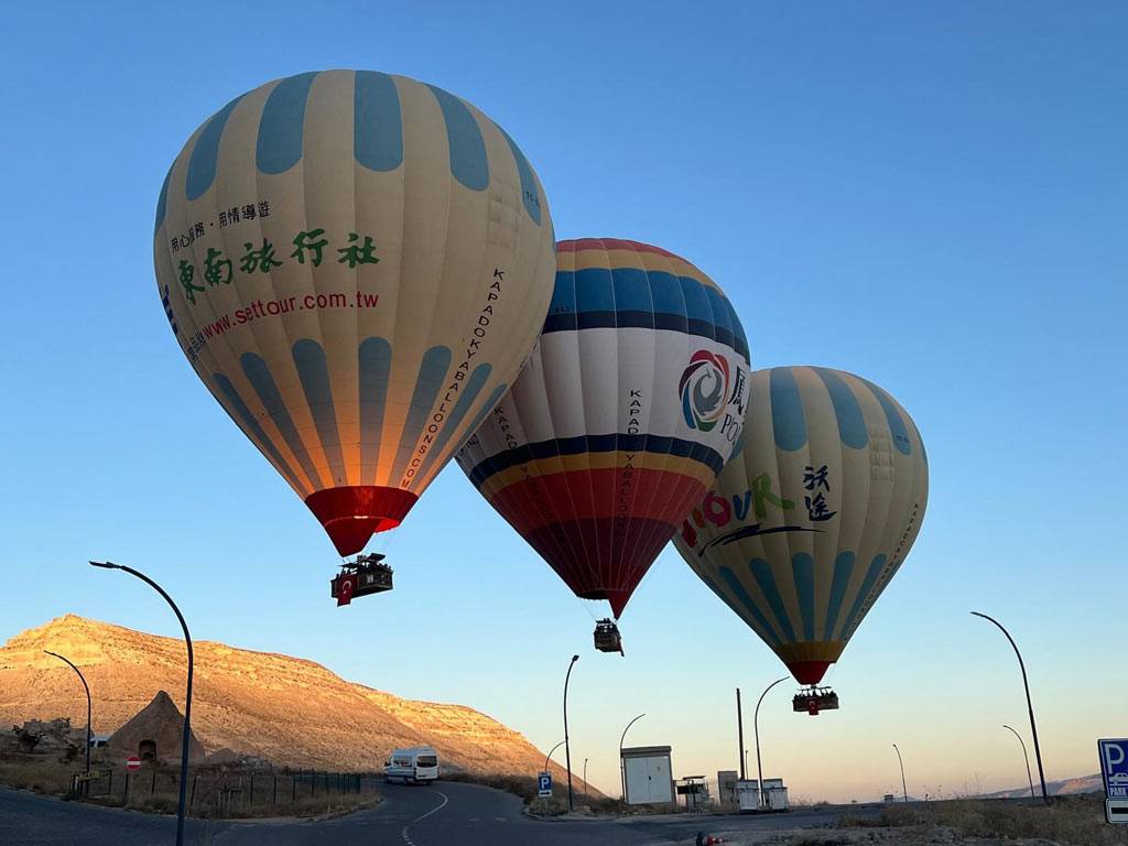 Kapadokya'da sıcak hava balonları Türk bayrakları ile uçtu