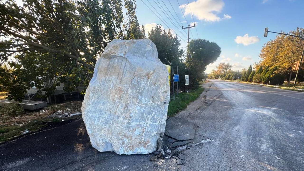 Balıkesir'de taşınan 12 ton ağırlığındaki mermer blok yola düştü