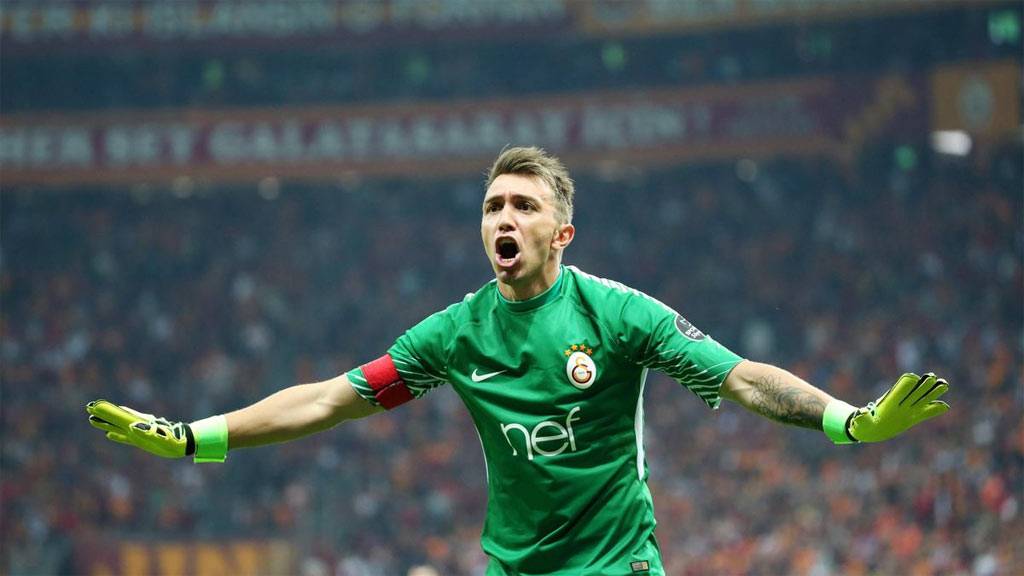 Galatasaray'da Muslera devri sona eriyor! Futbolu bırakacak