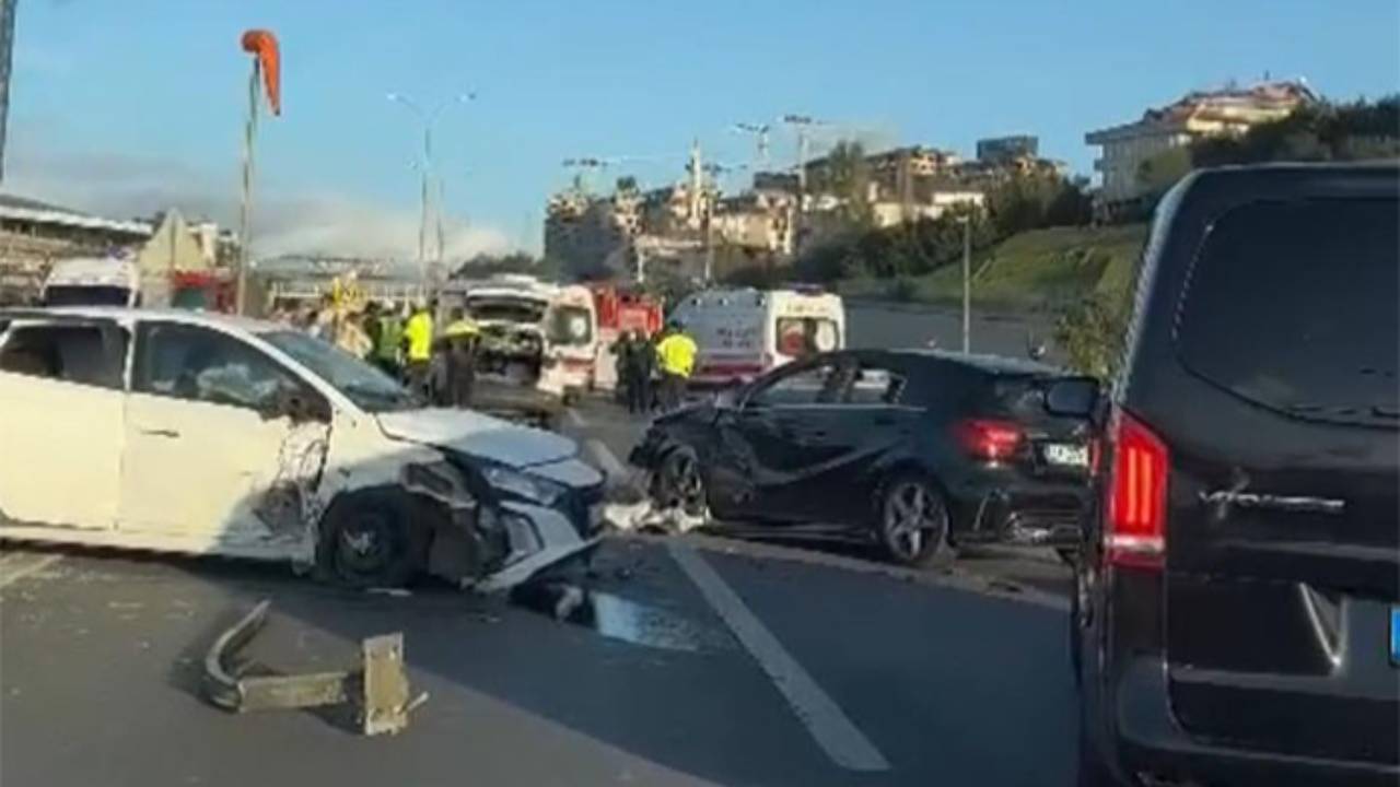 TEM'de otomobil takla attı, karşı şeride geçti: 2 ölü, 4 yaralı!