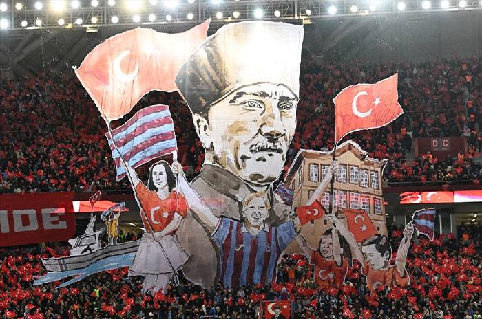 Trabzonspor'dan müthiş Atatürk koreografisi: İlelebet Cumhuriyet!