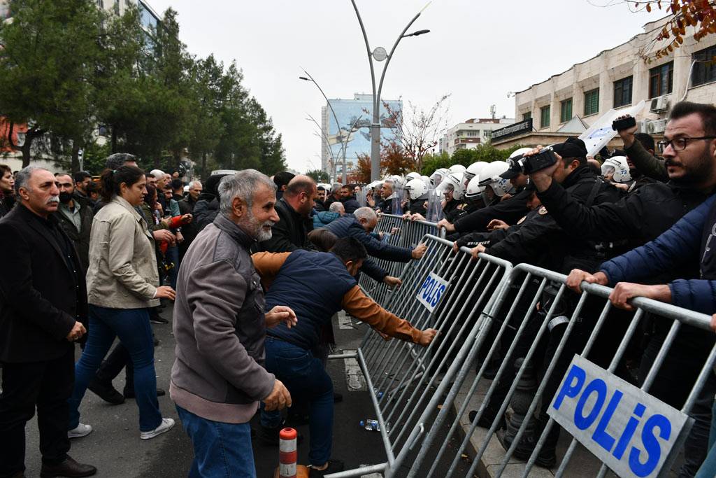 Batman Valiliği:  Belediye önündeki saldırılarda 6 polis yaralandı