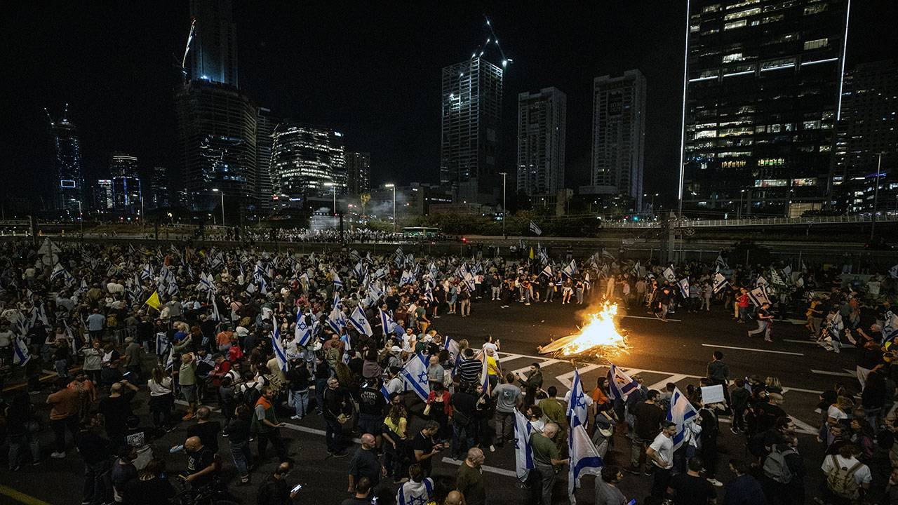  İsrail Başbakanı Binyamin Netanyahu'nun Savunma Bakanı Yoav Gallant'ı görevden alması, ülke genelinde büyük tepki çekti. Kararın ardından çok sayıda kişi protesto için sokaklara çıkarak hükümete karşı tepkisini dile getirdi. 