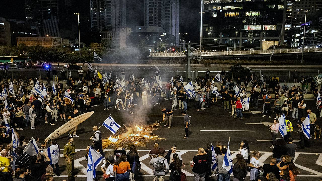  İsrail medyasına göre, Tel Aviv'in yanı sıra Kudüs ve diğer bazı şehirlerde de benzer protestolar düzenlendi. Göstericiler, Netanyahu'nun son kararını şiddetle eleştirdi ve Gallant'ın görevden alınmasına tepki gösterdi. 