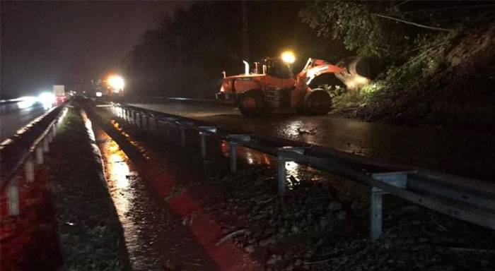 Rize’de heyelan: Karadeniz Sahil Yolu tek yönlü ulaşıma kapandı