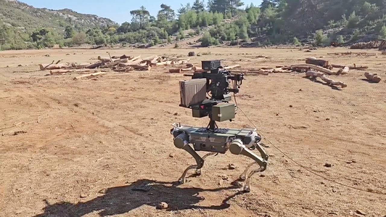  TÜRKİYE’NİN SİLAHLI ROBOT KÖPEKLERİ GÖREVE HAZIRLANIYOR 