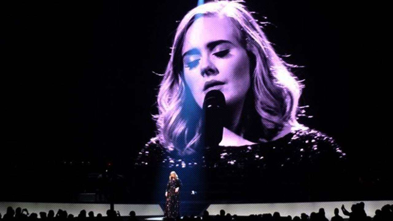 İngiliz şarkıcı Adele'den hayranlarını üzecek haber