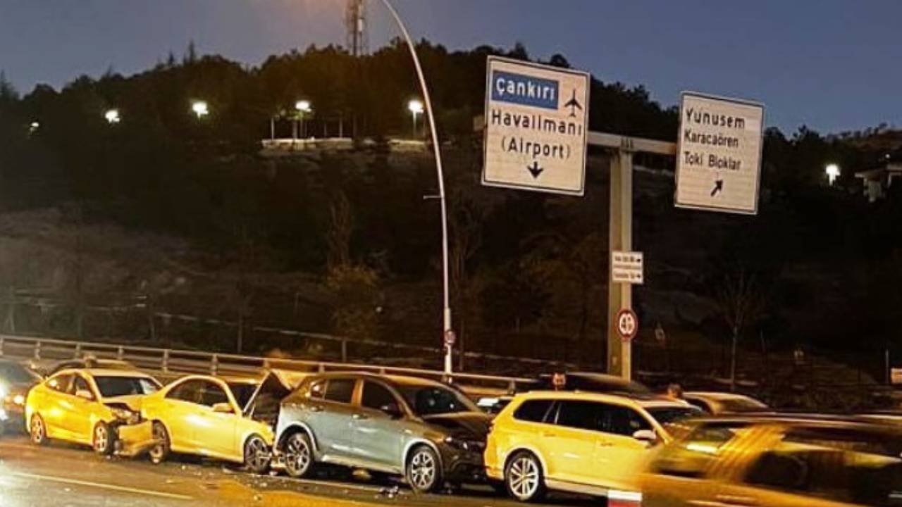 Ankara Pursaklar'da 8 aracın karıştığı zincirleme kaza...