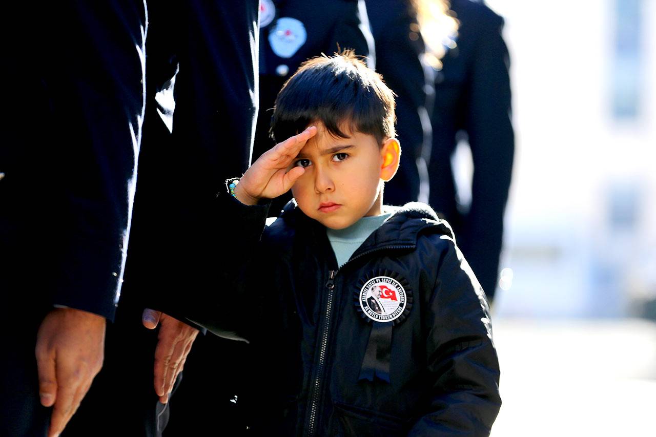 Saat 9'u 5 geçe sirenler çaldı, vatandaşlar saygı duruşunda bulundu