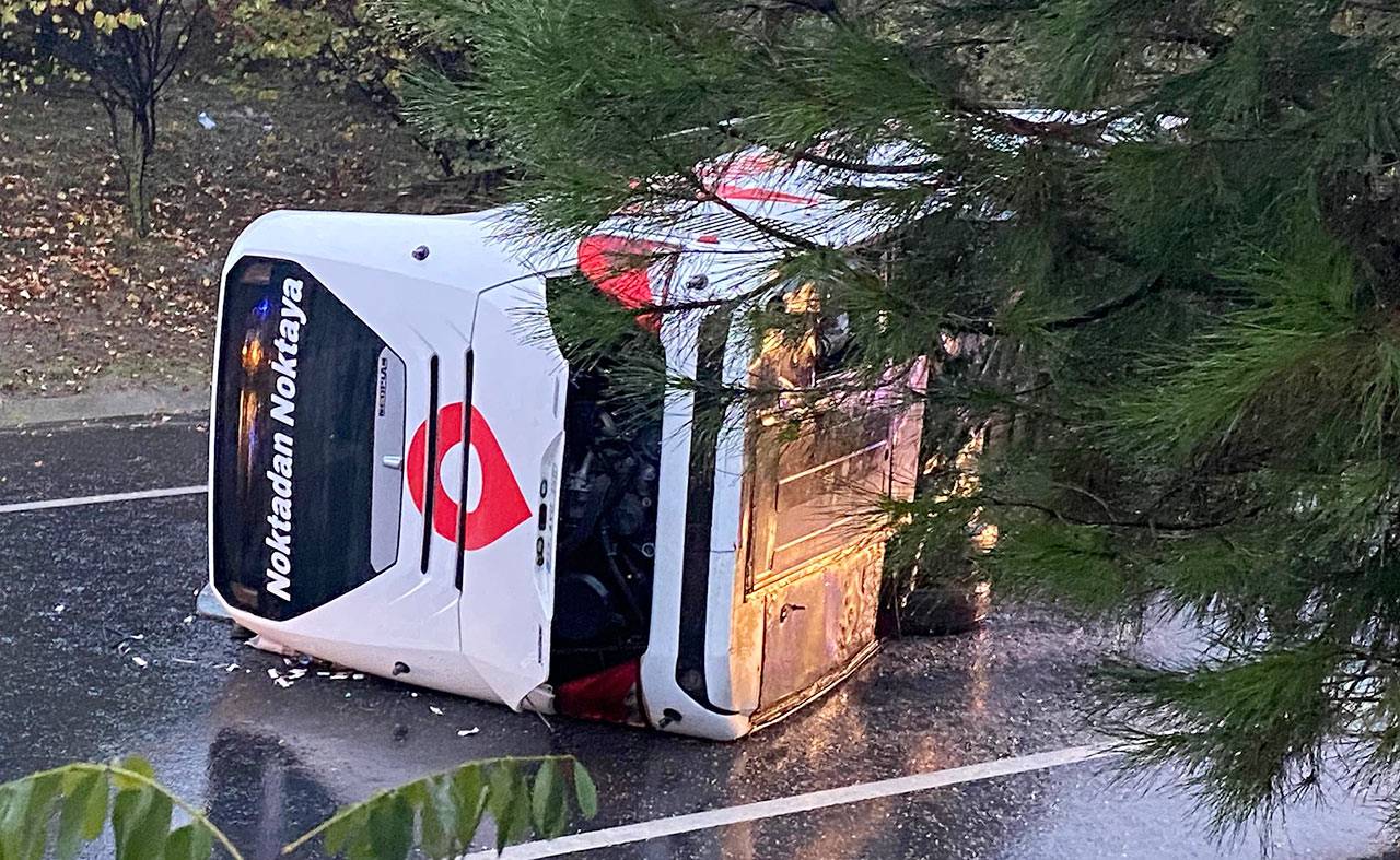 Esenler'de yolcu otobüsü devrildi: 2 ölü, 15 yaralı | Ankara Masası