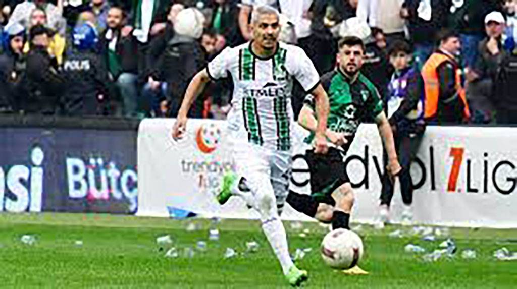 Sakaryaspor-Kocaelispor maçında ortalık karıştı!