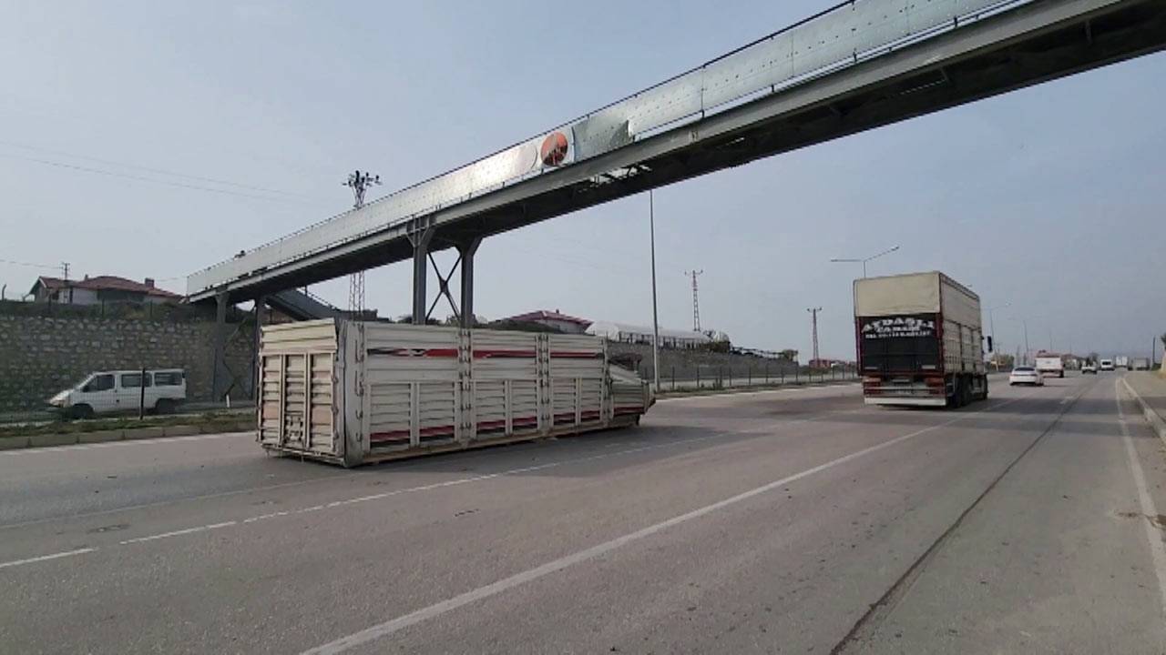 Üst geçide çarpan kamyonun damperi yola düştü