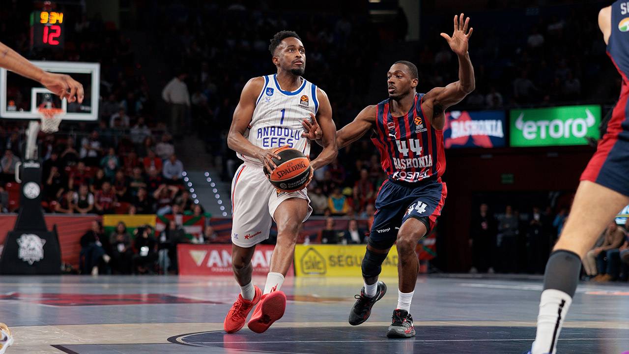 Anadolu Efes, Baskonia deplasmanında galip