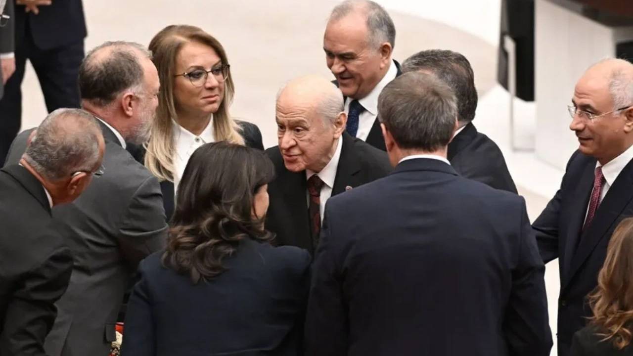 Bahçeli'nin DEM'le tokalaşmasına vatandaş ne diyor? Optimar anket sonuçlarını paylaştı