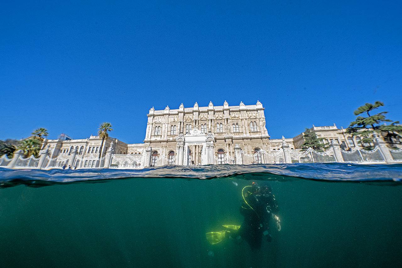 DOLMABAHÇE SARAYI'NIN MAVİ SULARDAKİ YANSIMASI