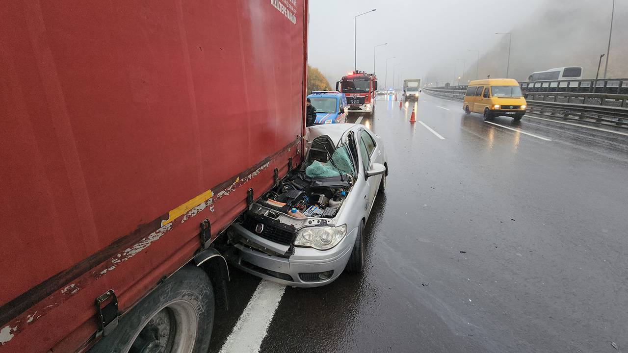 Düzce'de TIR'a çarpan otomobildeki 1 kişi öldü, 4 yaralı var