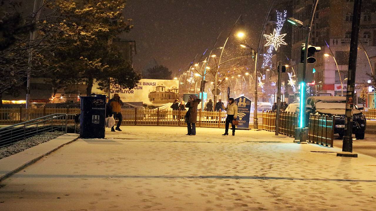 Erzurum'da kar yağışı görsel şölen oluşturdu