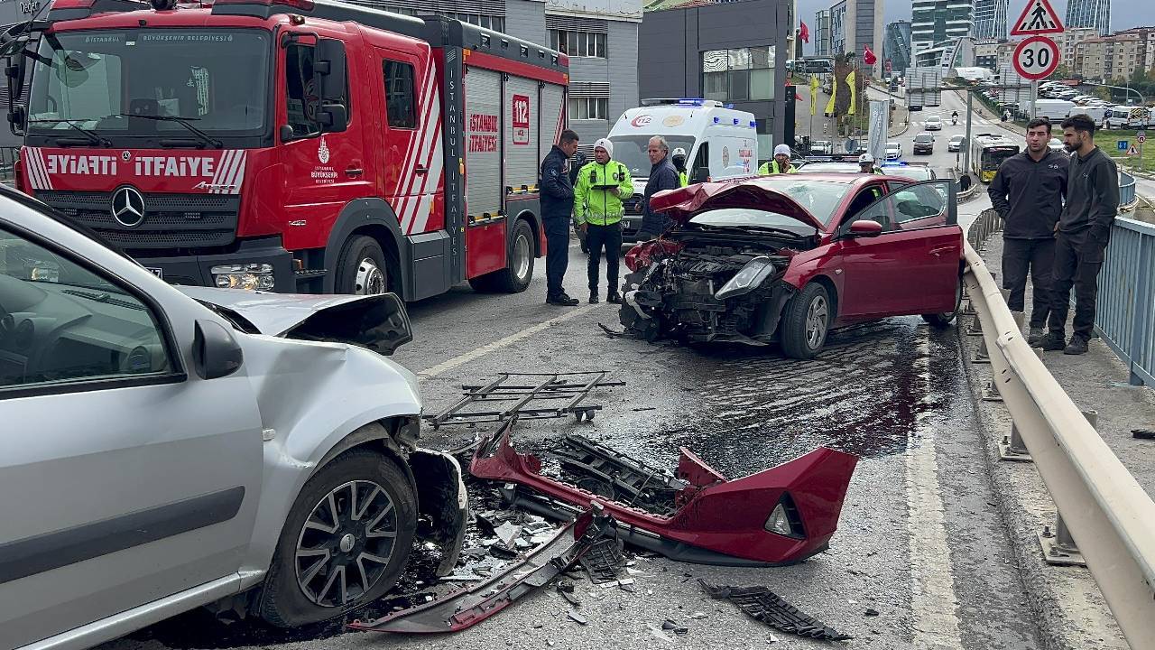 İstanbul'da iki araç kafa kafaya çarpıştı: 5 yaralı