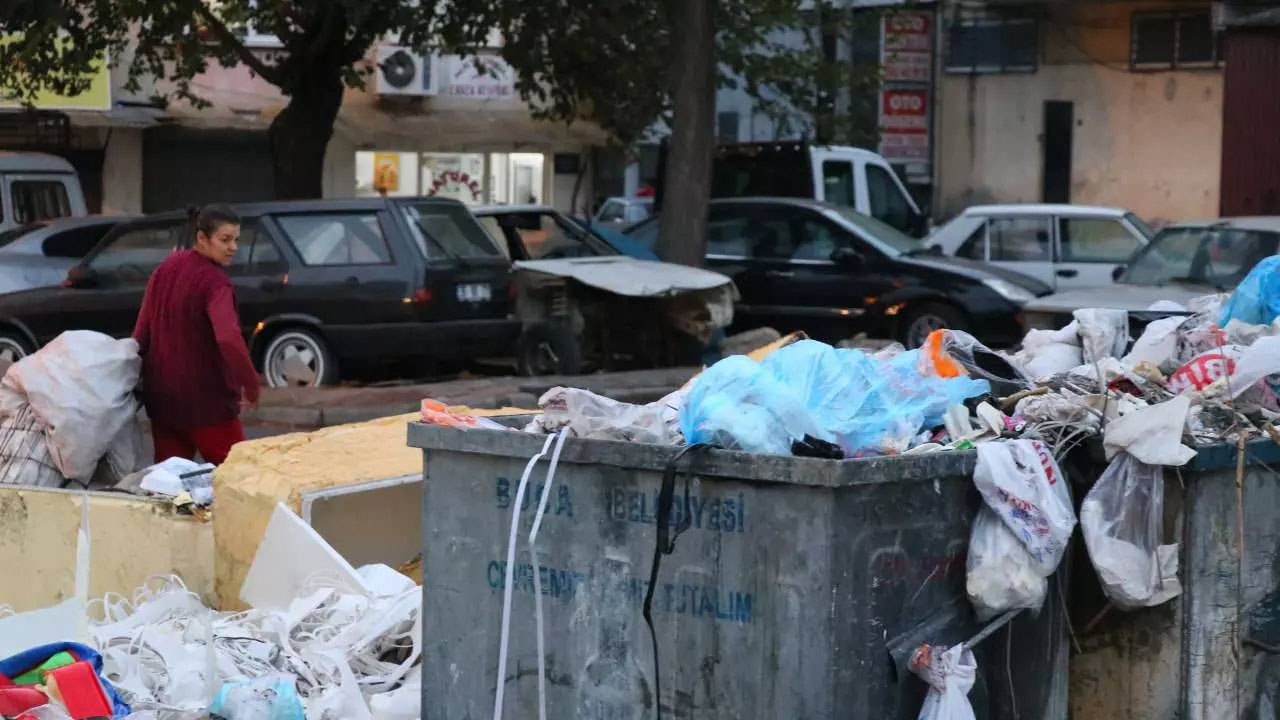 Buca'da çöp dağları oluştu! Vatandaşlar tepki gösterdi