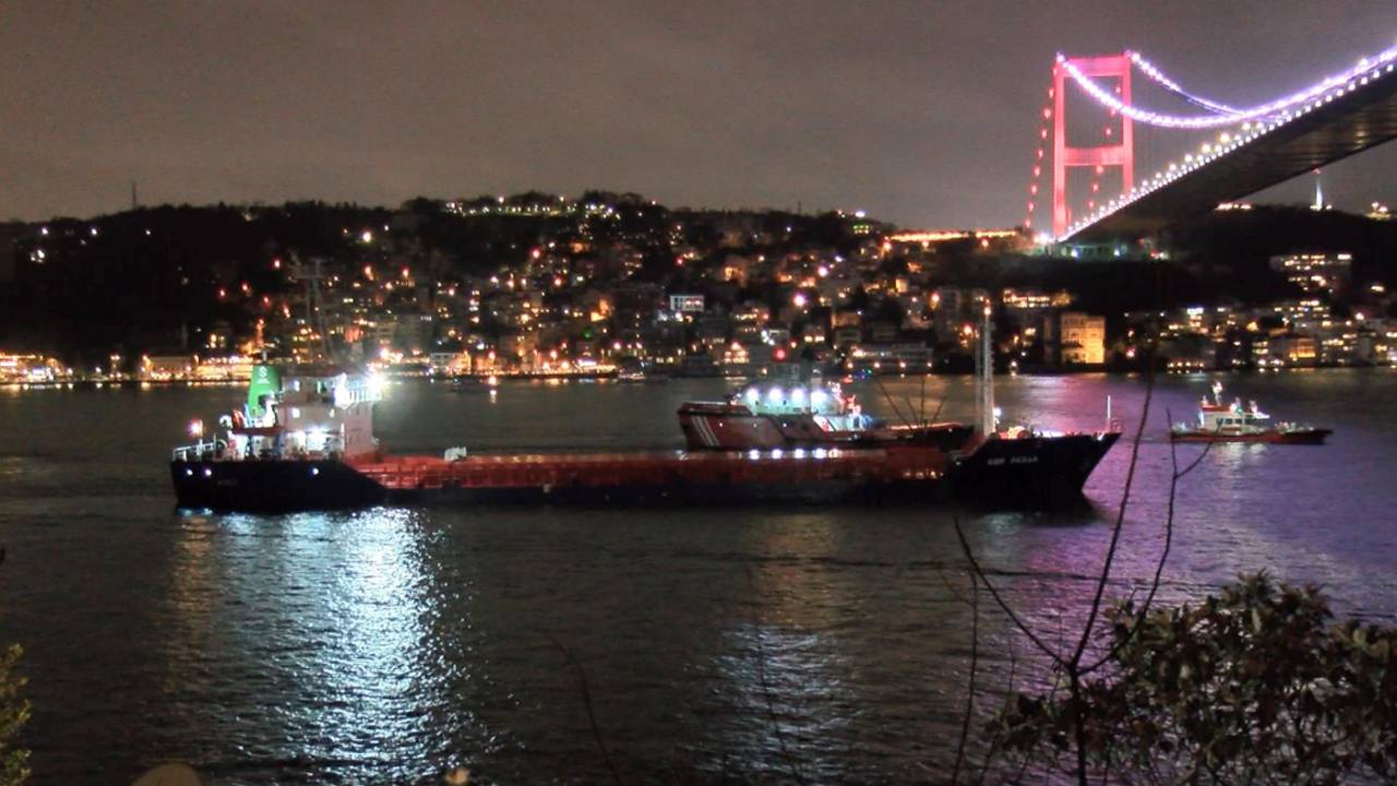 İstanbul Boğazı gemi trafiğine kapandı