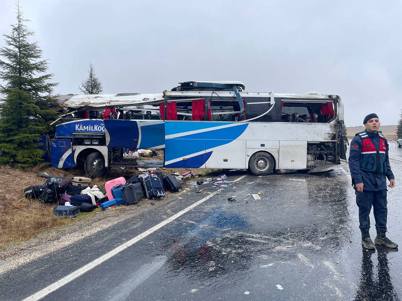 Eskişehir'de yolcu otobüsü devrildi: 1 ölü, 30 yaralı