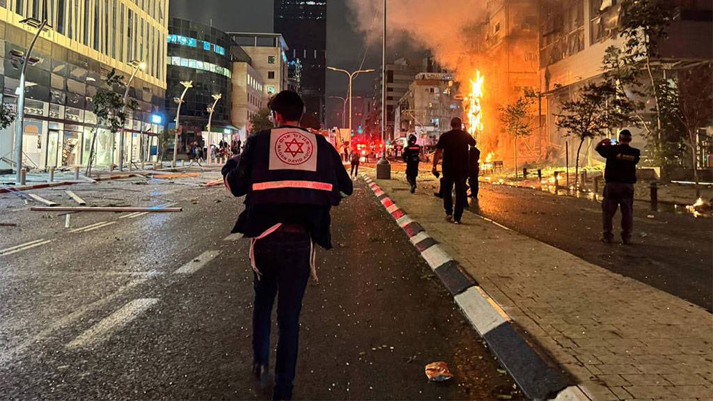 Tel Aviv'e füze saldırısı: Yaralılar var