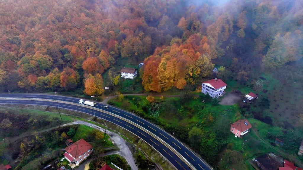 Sürücülerin manzara eşliğinde yolculuğu... Bolu Dağı güzergahı görenleri büyülüyor