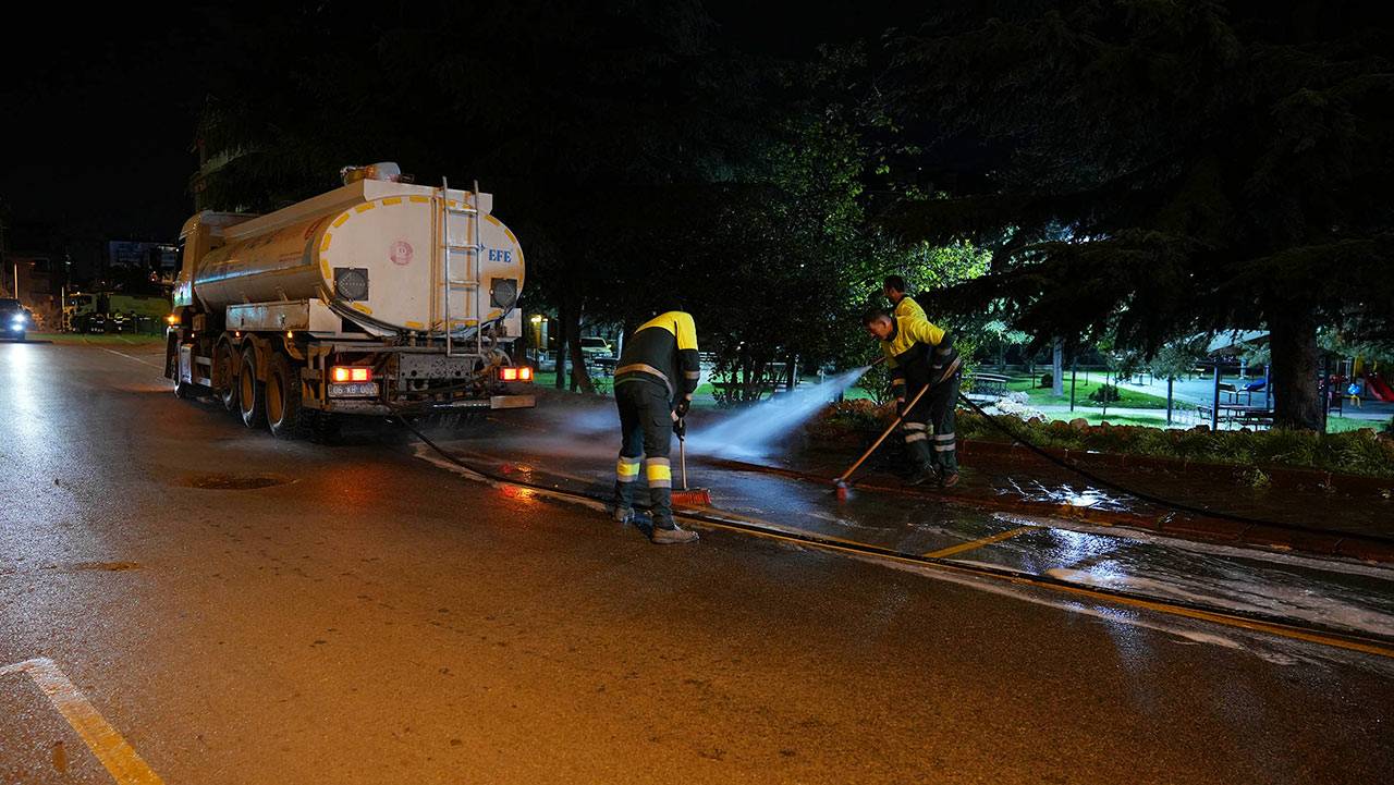 Keçiören'de gece gündüz temizlik çalışması yapılıyor