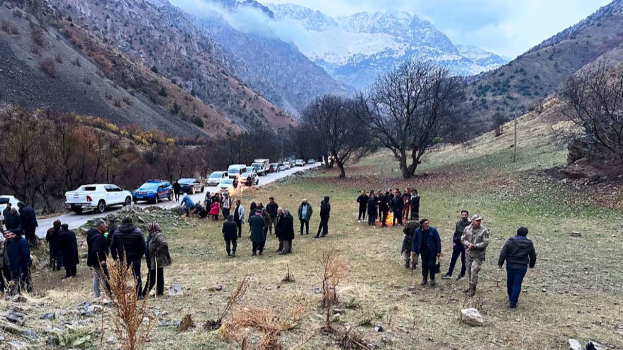 Van'da çobanlık yapan kuzenlerin üzerine kaya düştü...