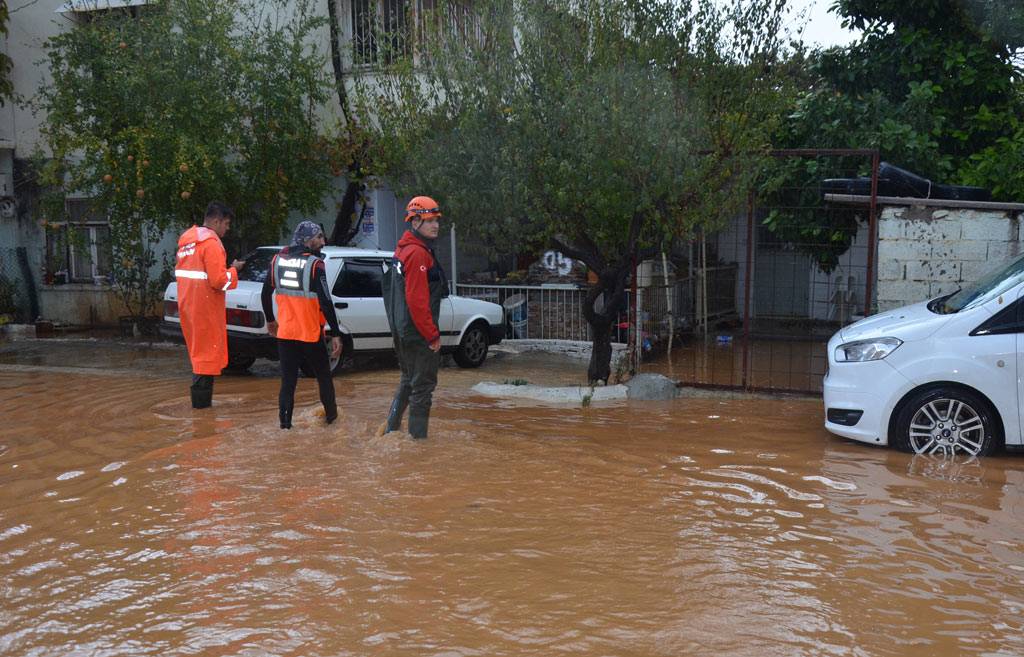 Turuncu kod ile uyarılan Antalya'yı sel götürdü