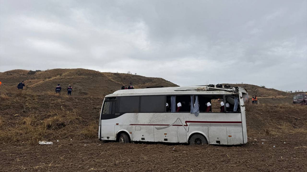 Çankırı'da cenazeye giden araç devrildi: Çok sayıda yaralı var!