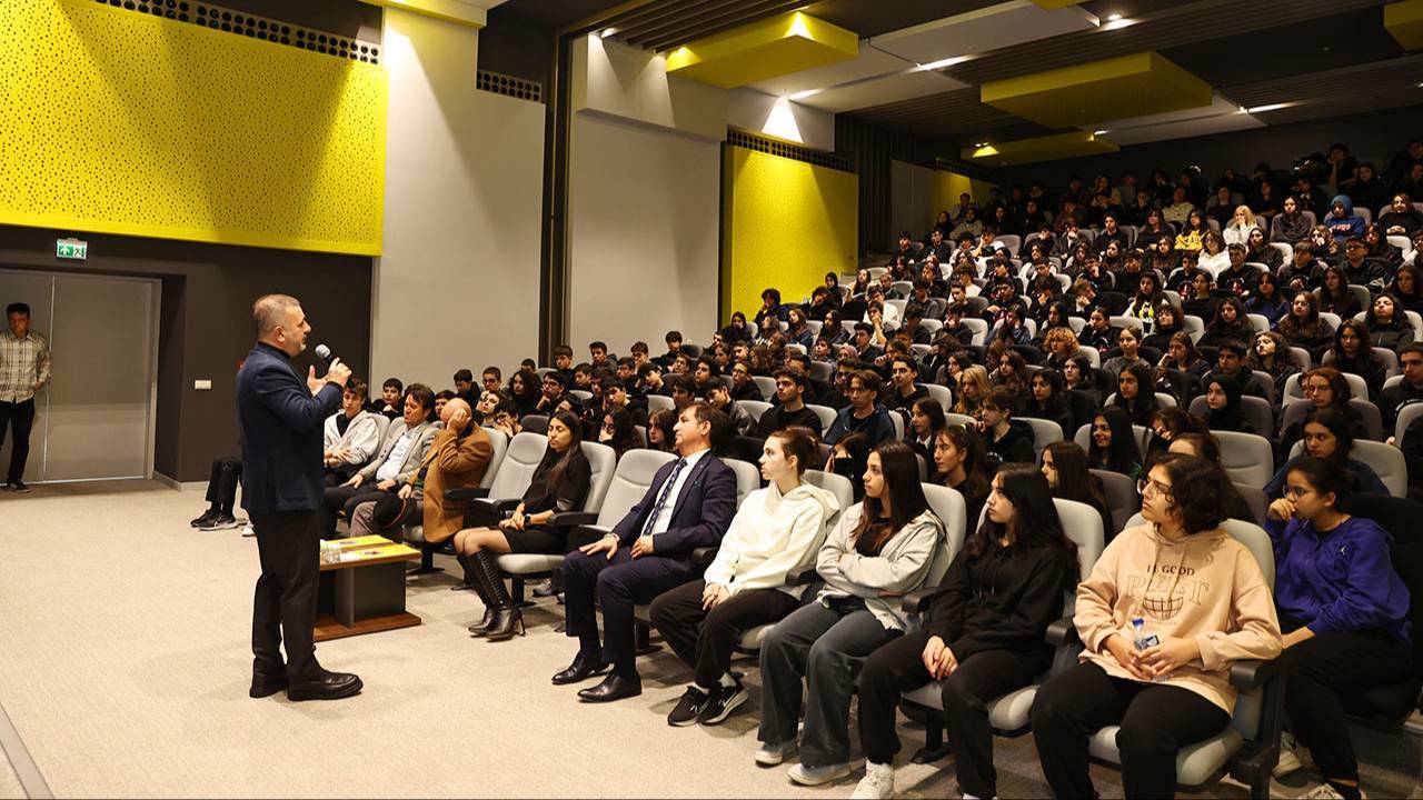 Murat Ercan, Erman Ilıcak Fen Lisesi gençleriyle buluştu