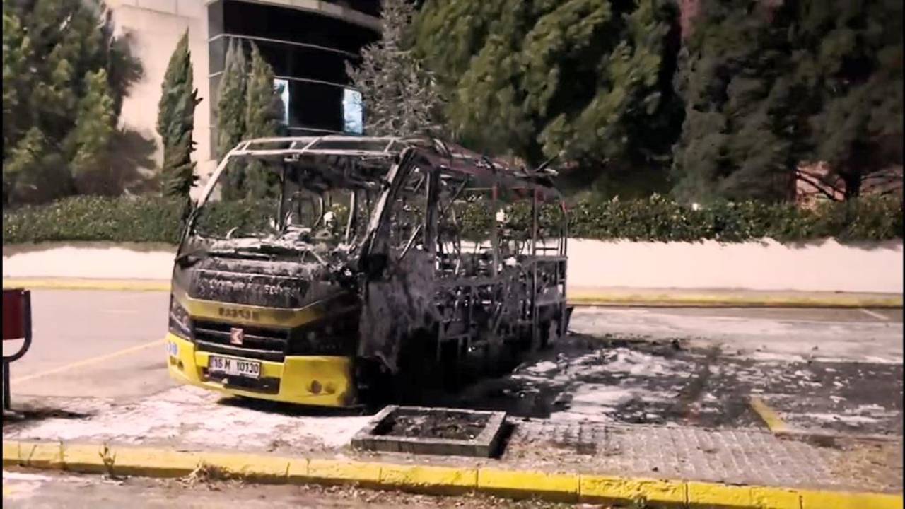 Park halindeki belediye minibüsü yangın sonrasında hurdaya döndü