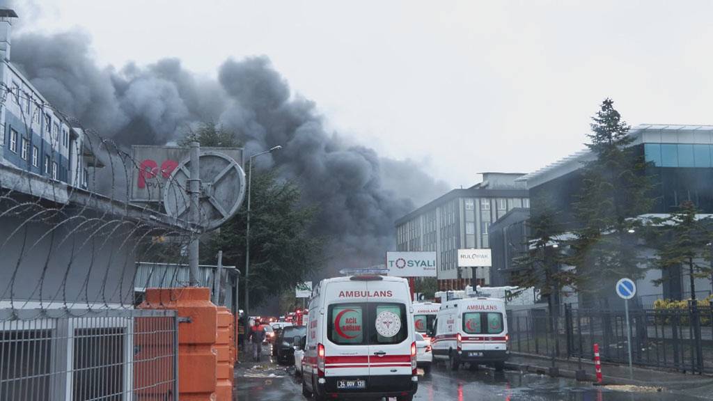 Beylikdüzü'ndeki fabrika yangını rüzgârın etkisiyle büyüdü