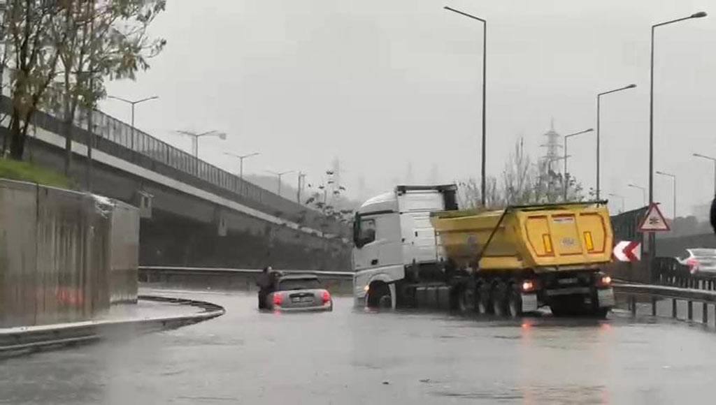 İstanbul'da lodos ve sağanak hayatı felç etti