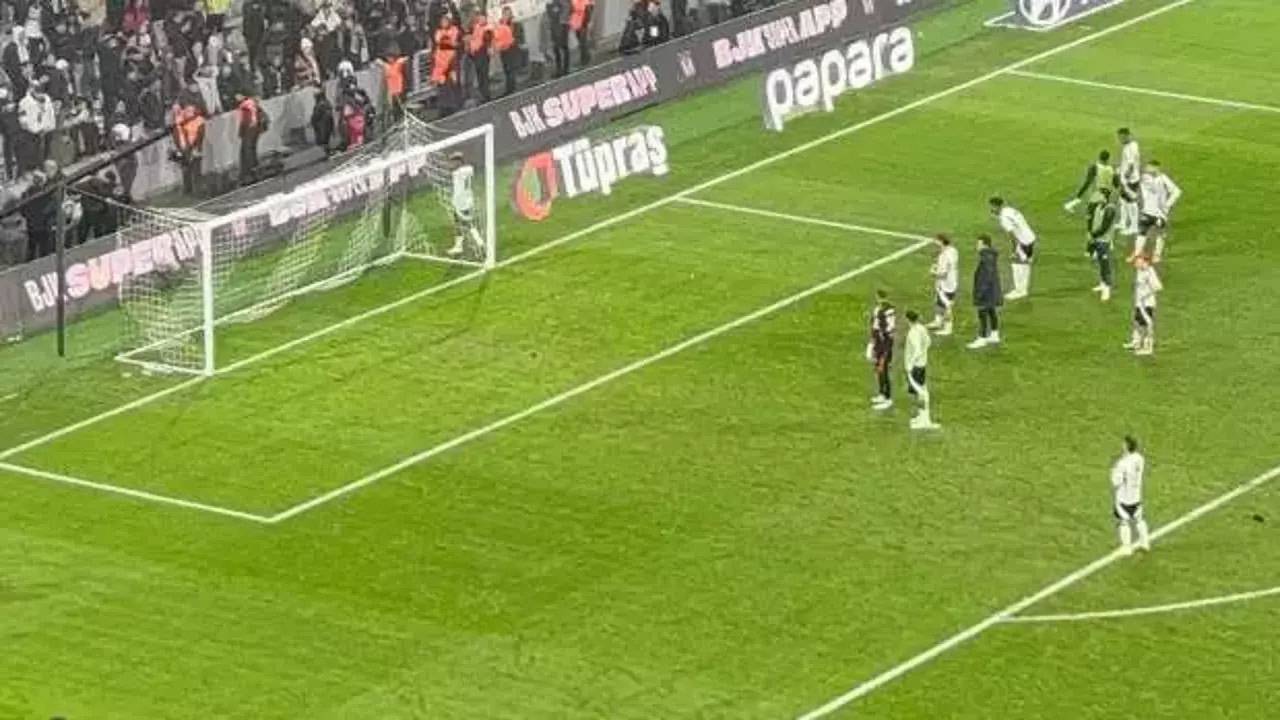 Beşiktaş taraftarı öfkeli! Oyuncular özür diledi