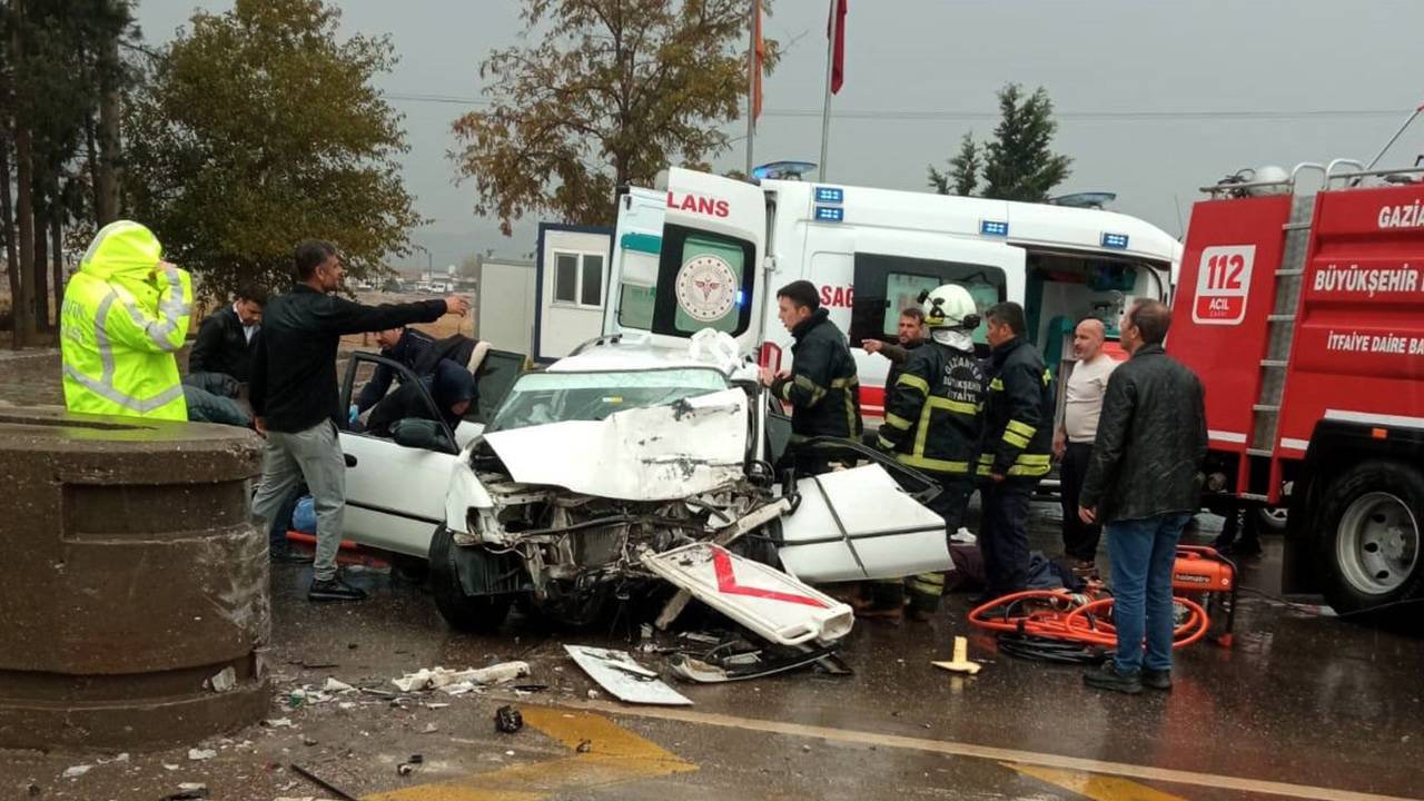 Gaziantep’te otomobil bariyerlere çarptı: 1 ölü, 3 yaralı