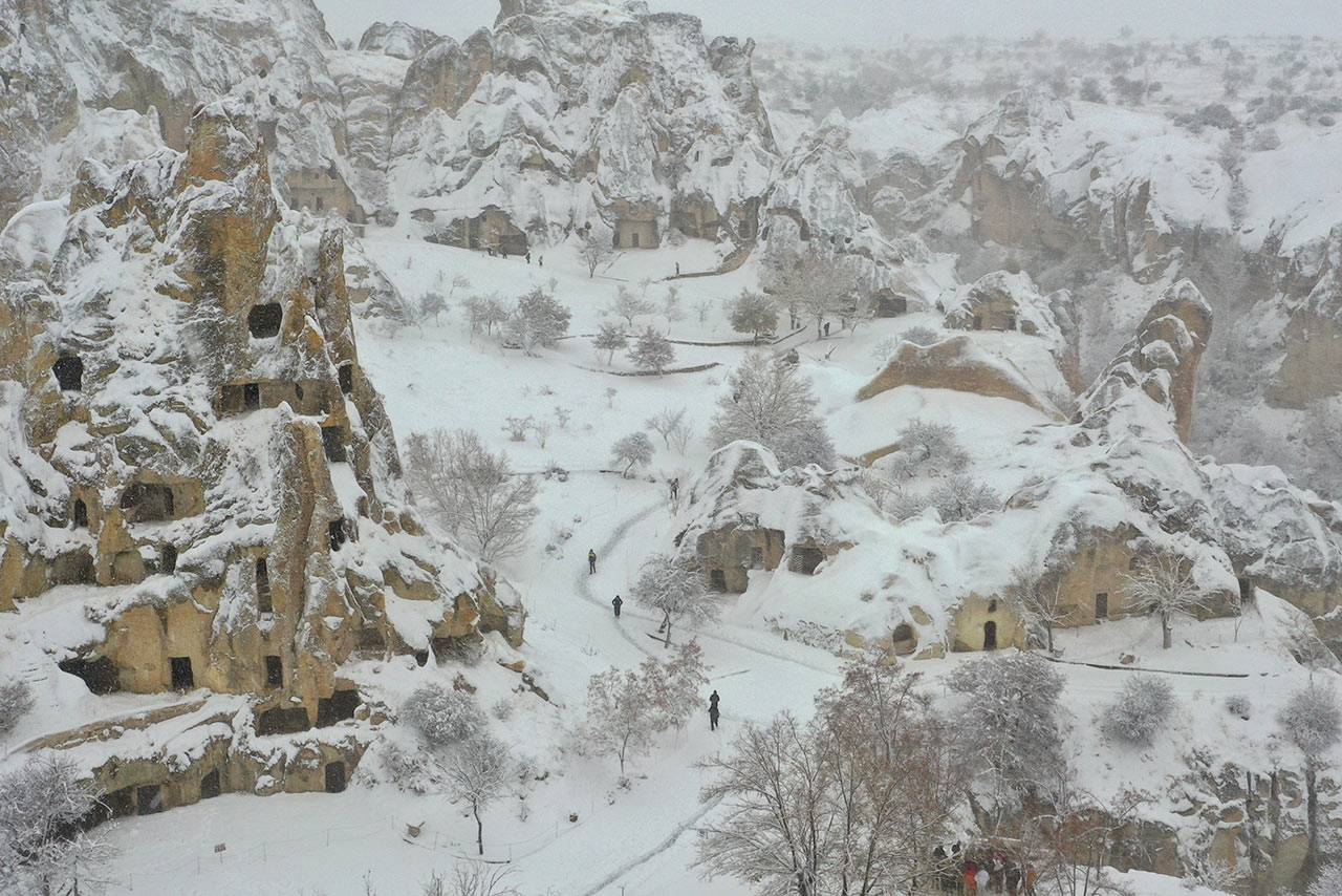 Turistler Kapadokya’da karın tadını çıkardı