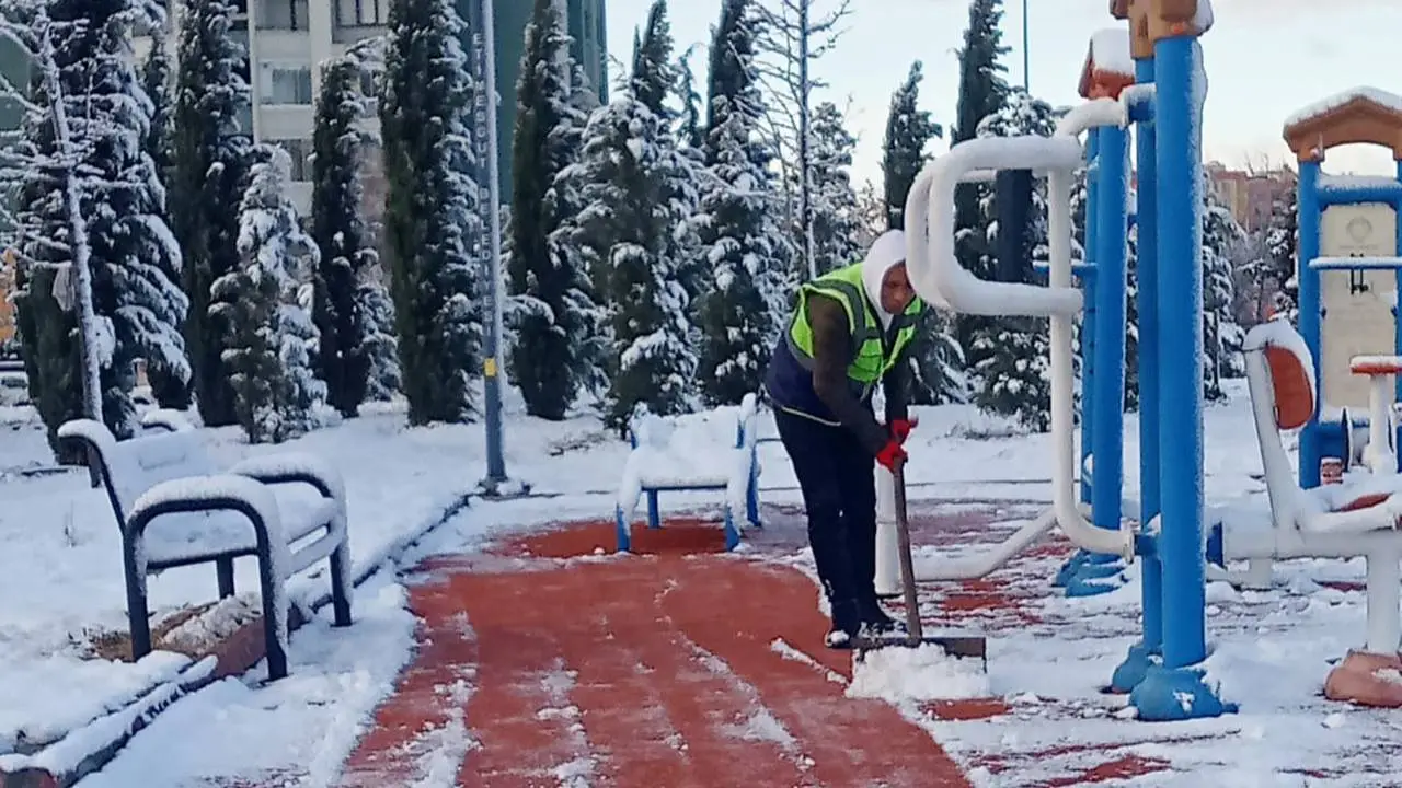 Etimesgut’ta buzlanmaya karşı tuzlama önlemi