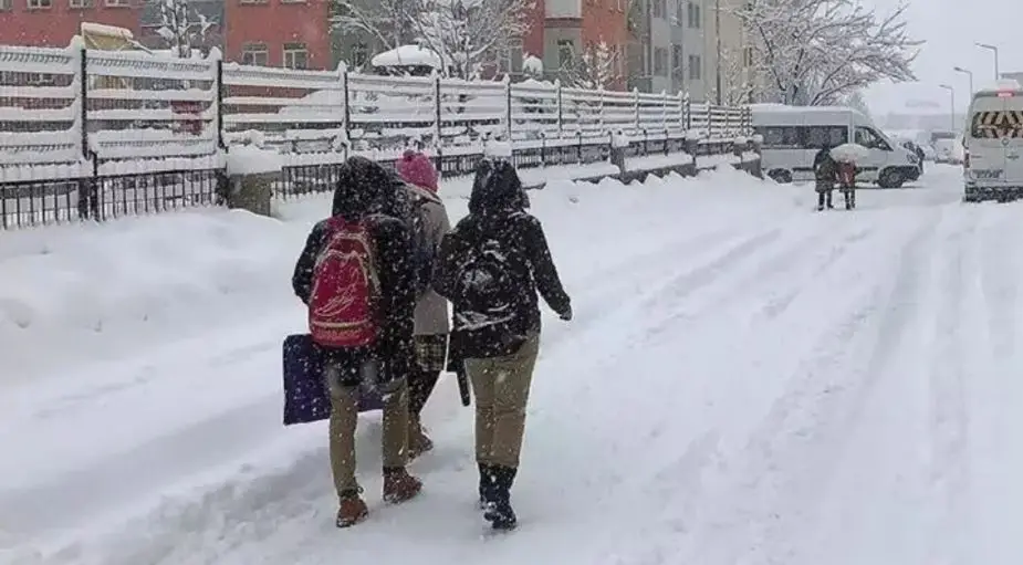 Hakkari'de okullar tatil edildi! Kar yoğun yağdı