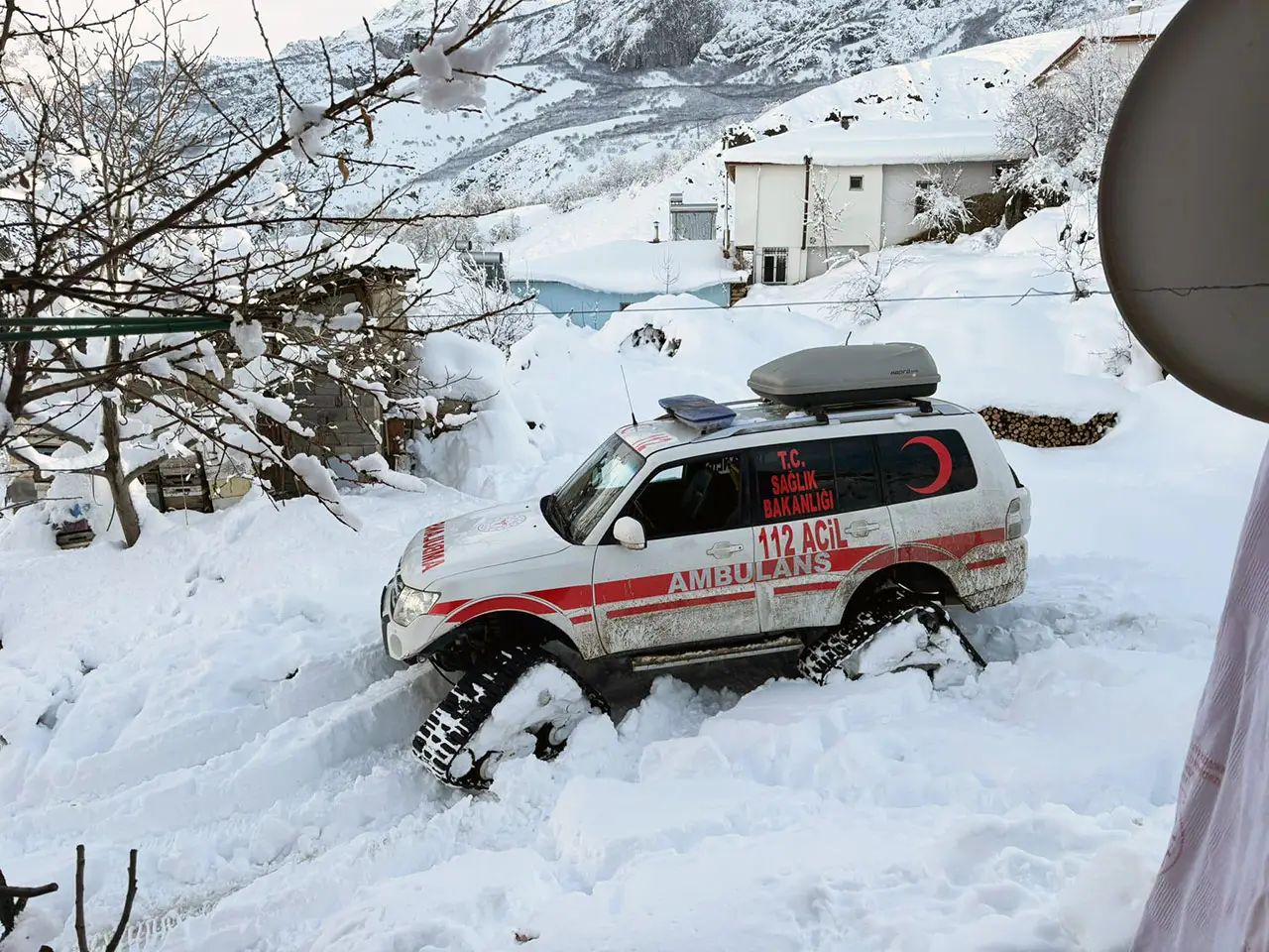 94 yaşındaki kadın paletli ambulansla hastaneye kaldırıldı