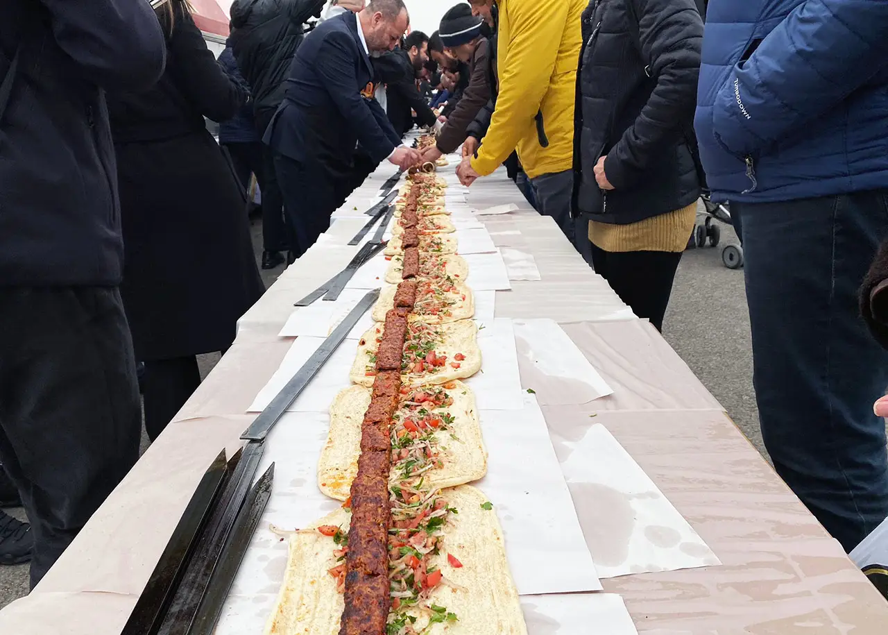 Ankara böylesini görmedi! 106 metre Adana kebabı yaptılar