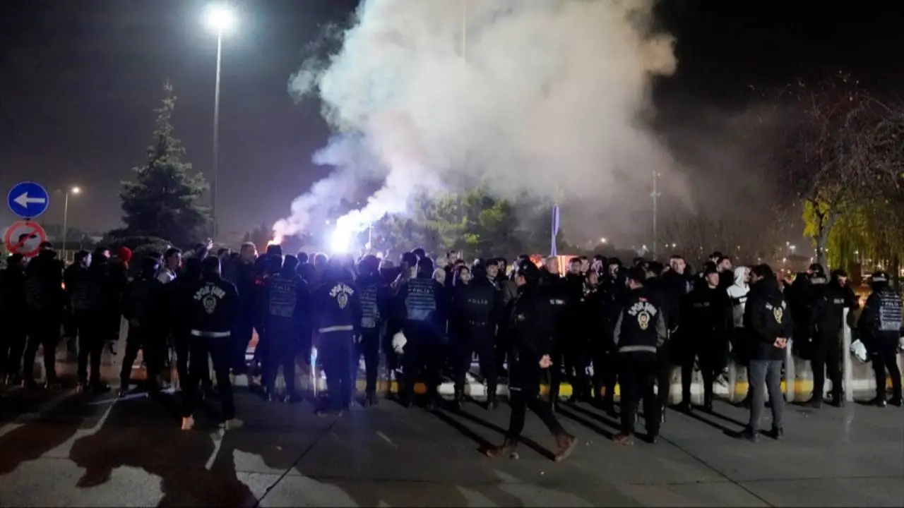 Beşiktaş taraftarından İstanbul dönüşü takıma tepki...